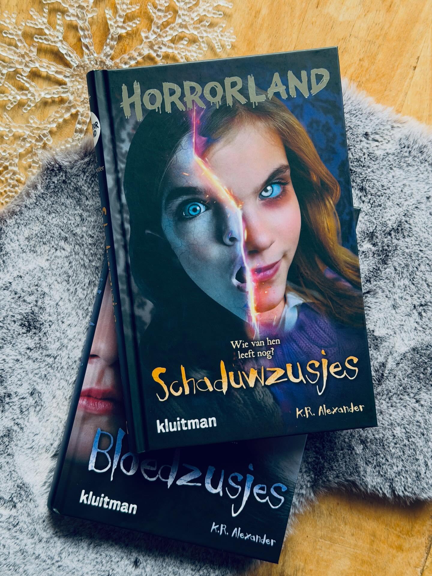 🖤🖤🖤
“Chelsea kon alleen maar geschokt toekijken hoe Angelica haar oude leven overnam.
En ze had geen idee welke afschuwelijke dingen Angelica nog meer van plan was.”  Eindelijk, het vervolg op Bloedzusjes, nu weten we hoe het afloopt! 😍👻 Ik heb gesmuld van het spannende verhaal!  Nu op mijn blog, link in bio:  Horrorland: Schaduwzusjes - K.R. Alexander (vertaling: Linda Broeder) @horror_kluitman @kluitman  #horrorland #schaduwzusjes #kralexander #biebmiepje