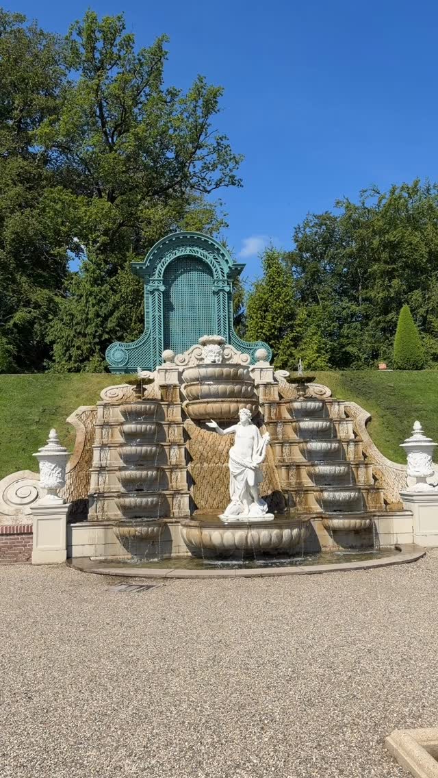 Genoten van dagje @paleishetloo met zijn tweetjes ❤️ Gek op de tuinen & fonteinen. Dit is 1 van de 2 ‘cascades’ (kunstmatige watervallen) 💙 #paleishetloo #apeldoorn #happyplace