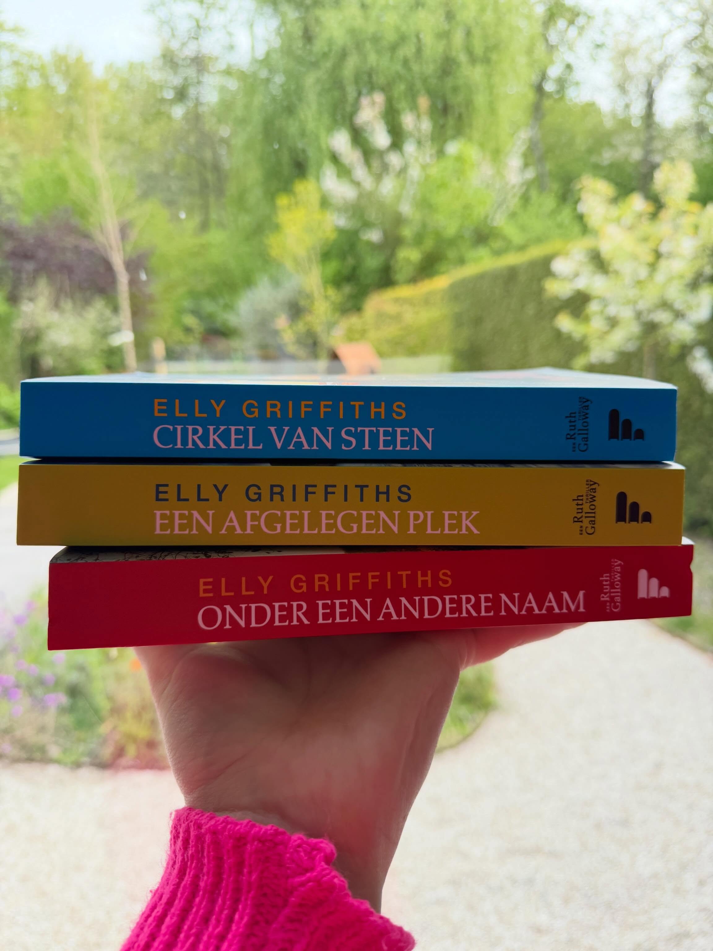Koningsdag? 🧡 Nee, Vinted! 😜 Ik zie nooit echt mooie boeken voorbijkomen hier op de rommelmarkten. Maar deze mooierds van Elly Griffiths vond ik wel op Vinted laatst. Nu nog 2 van de Ruth Galloway-serie te gaan en ik ben compleet! (15 delen) 📚