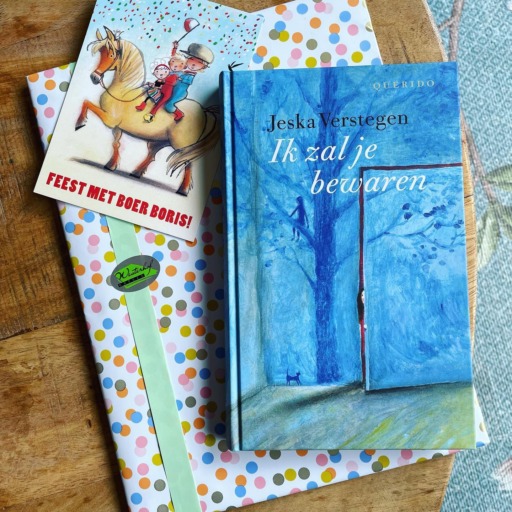 Boekenpost! 💝
Ik bestelde bij @westerhofboeken een verjaardagscadeautje voor Remy (Het dagboek van Cérise, deel 5 ♥️) en voor mezelf ook meteen een cadeautje 😉
Bedankt voor het fijne pakketje lieve @evelynevertsen! 😘

#hetdagboekvancerise #ikzaljebewaren #cadeautje #cadeautjevoorjezelf #kinderboek #stripboek #boekenpost