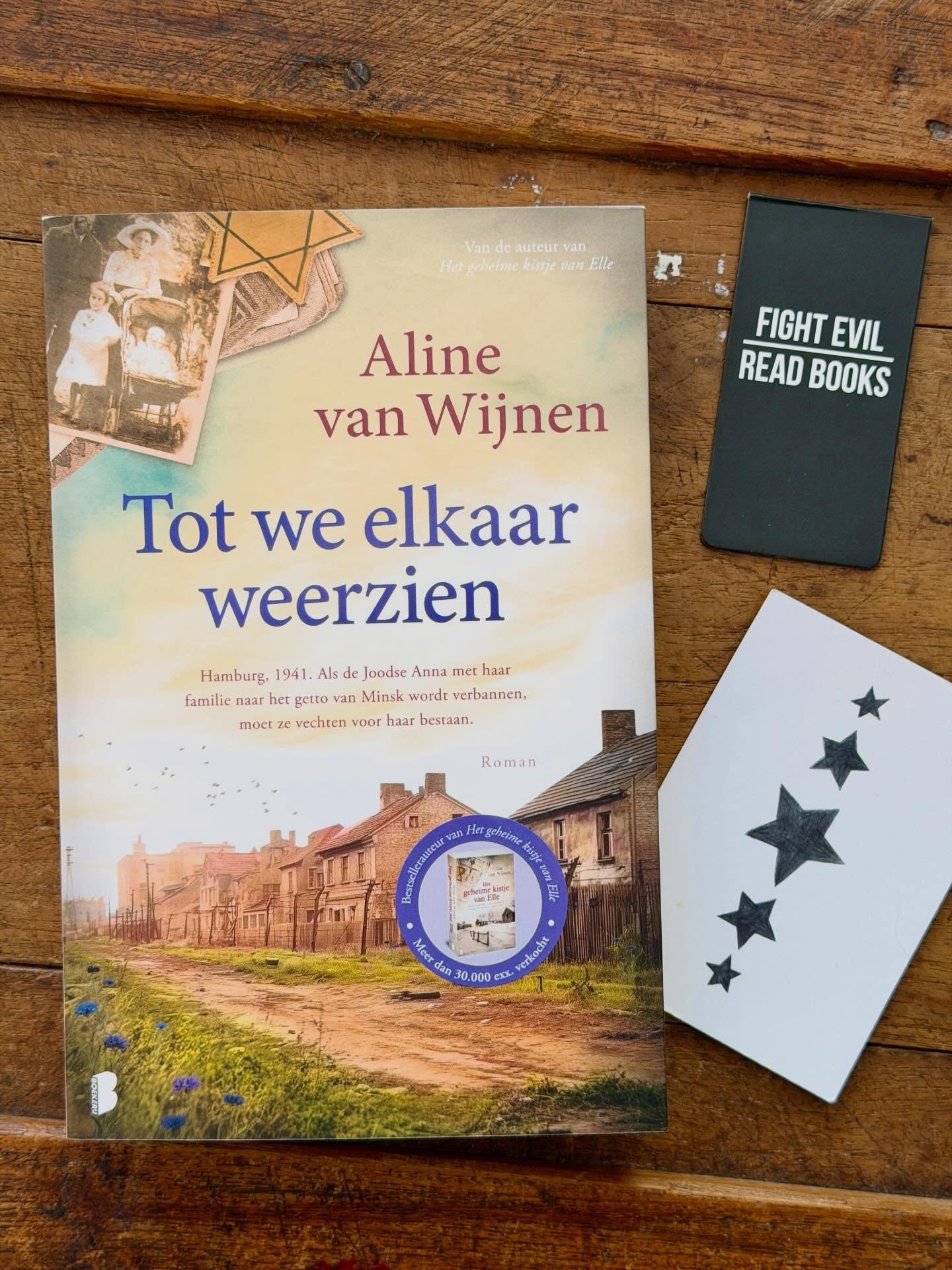 💔💔💔
“En iedere keer voel ik het weer. De pijn van verlies, van schuld, van onmacht. Iedere keer weer komen alle emoties terug: de angst, maar ook de woede en wanhoop.”  Aline van Wijnen heeft het weer gedaan… Mijn hart gebroken… Met dit aangrijpende en hele mooie verhaal! Nu op mijn blog (link in bio):  Tot we elkaar weerzien - @alinevanwijnen 
@boekerij @bestofromance  #totweelkaarweerzien #alinevanwijnen #biebmiepje
