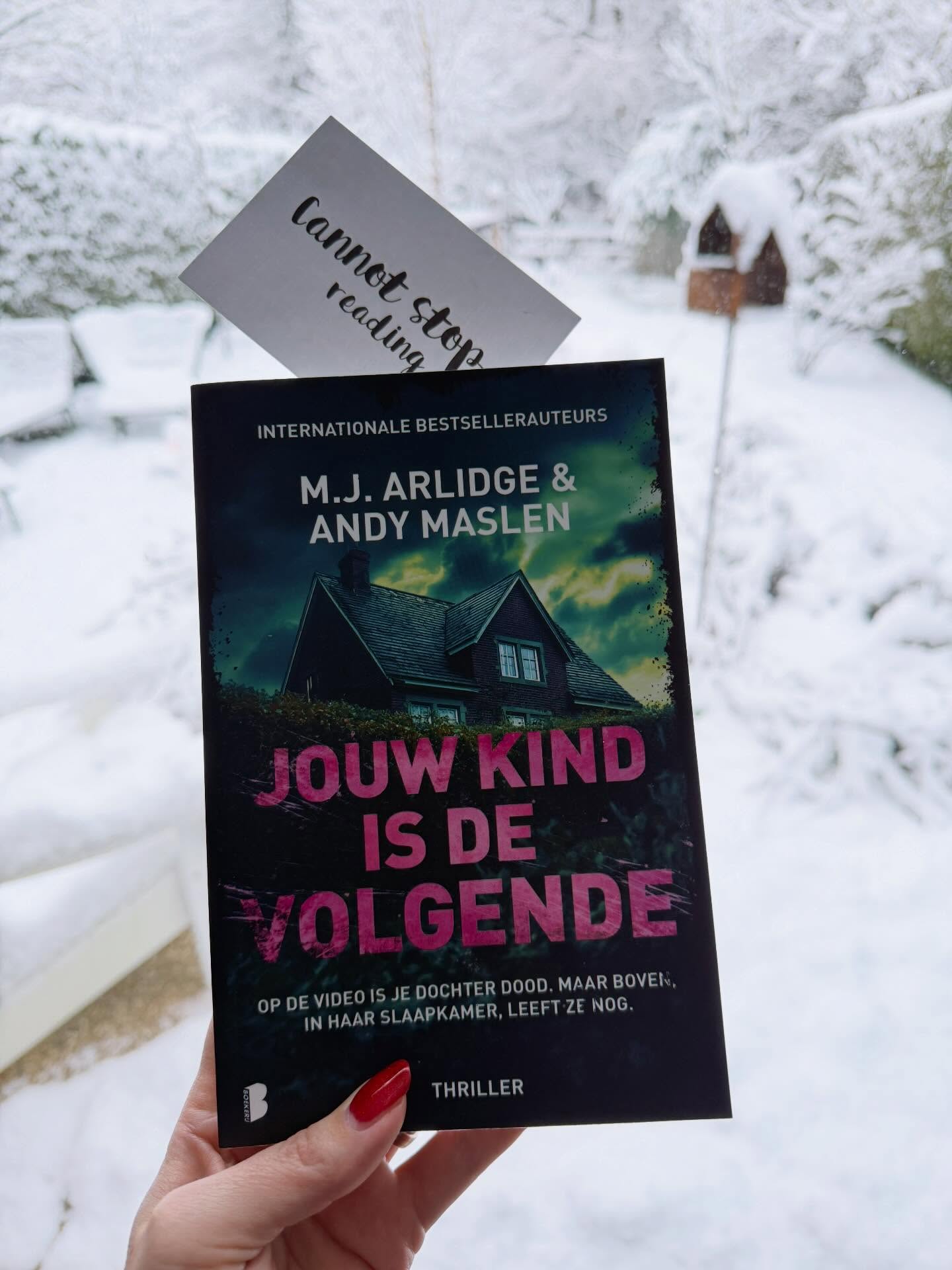 🖤🖤🖤
‘Ik hoop dat je het een leuk filmpje vond, Annie,’ zei een vrouwenstem kil.
‘Wie is dit? Ik bel de politie, hoor,’ zei Annie met bevende stem.
‘Nee, dat doe je niet. Als je je dochter wilt beschermen, ga je precies doen wat ik je zeg.’  Heel geslaagd eerste boek van het jaar! 😍😱 Nu op mijn blog, link in bio!  Jouw kind is de volgende - @m_j_arlidge & @andy.maslen @boekerij @bestofthrillers  #jouwkindisdevolgende #mjarlidge #andymaslen #biebmiepje #boekerij